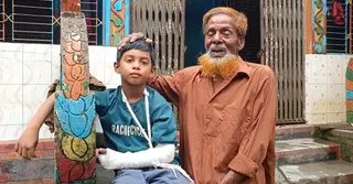বেতের আঘাতে হাত ফাটলো মাদ্রাসা শিক্ষার্থীর, কান্না থামাতে মুখে কলম